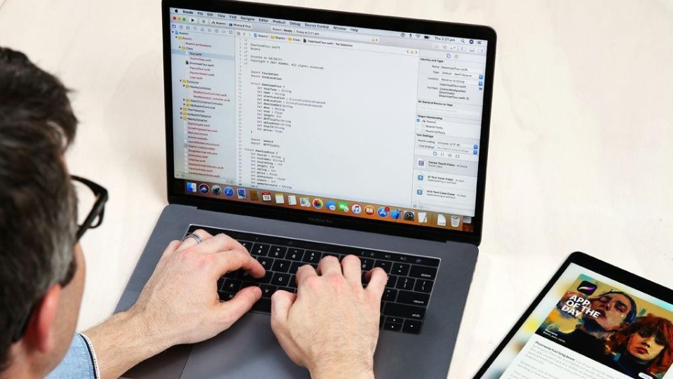 developer werkt in programmeertaal Swift op een MacBook