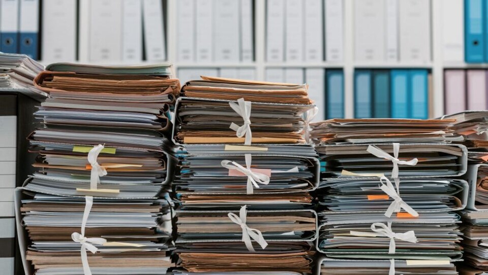 Stapels documenten in archiefmappen