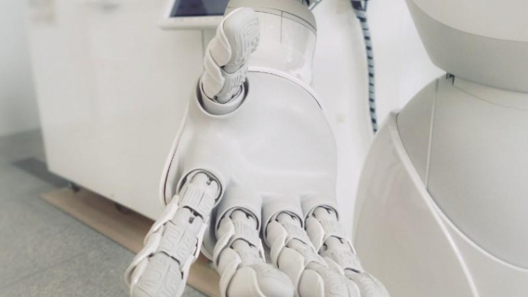 Google laat robot tegelijk handelen en leren