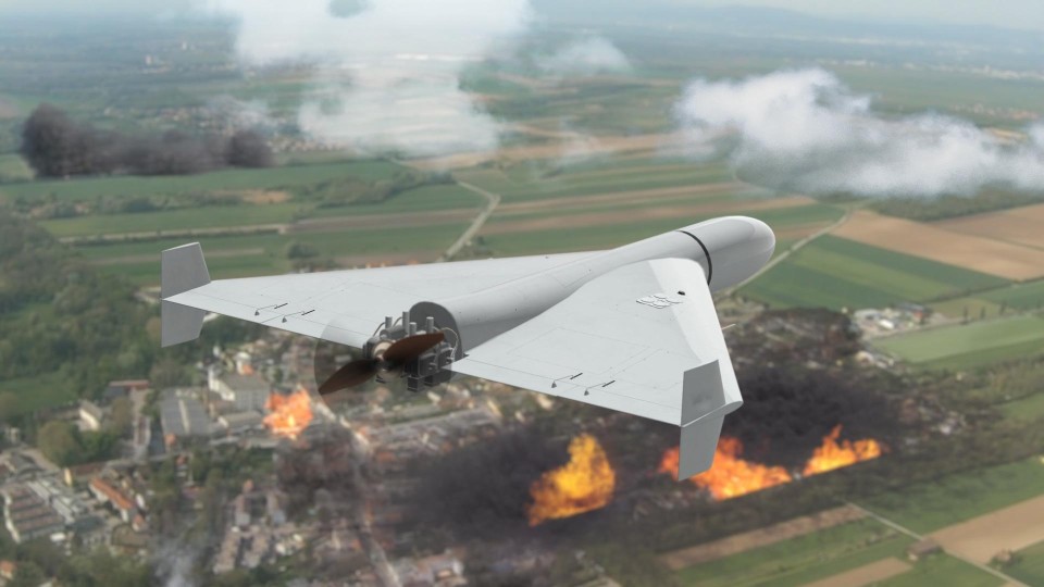 Drone vliegt over brandende installaties