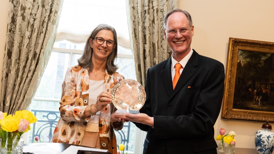 Prijs uitgereikt door Nederlandse ambassadeur in Verenigde Staten Birgitta Tazelaar