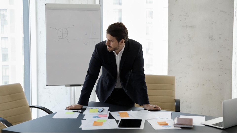 Manager denkt na boven bureau