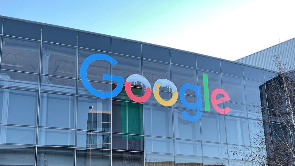 Google-log op glazen kantoorgebouw