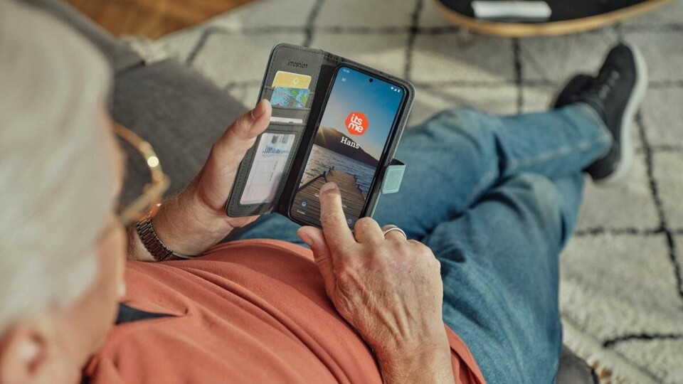 Oudere man of vrouw logt in op mobiele telefoon met itsme