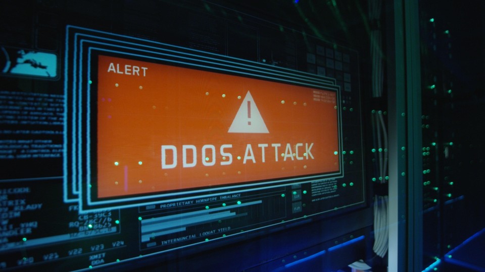 Scherm met een alarmmelding dat er een DDoS-aanval is.