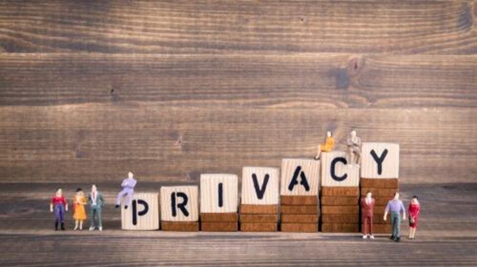 Houten blokjes met letters, die samen privacy spellen.