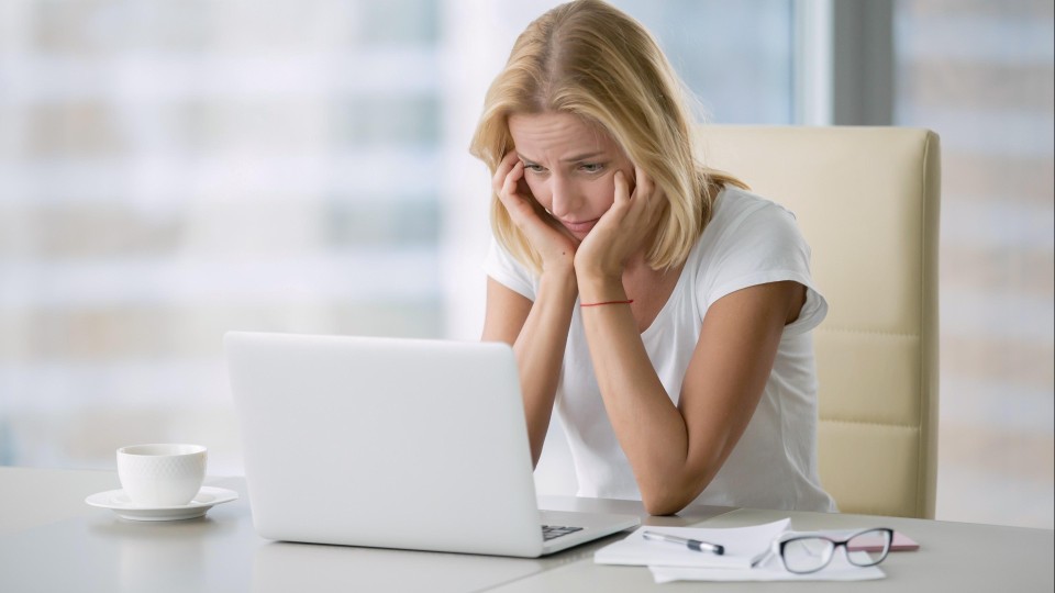 Wanhopig staren naar een laptop