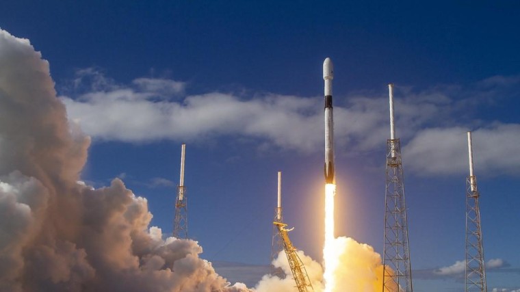 Tweede lichting internetsatellieten SpaceX succesvol gelanceerd