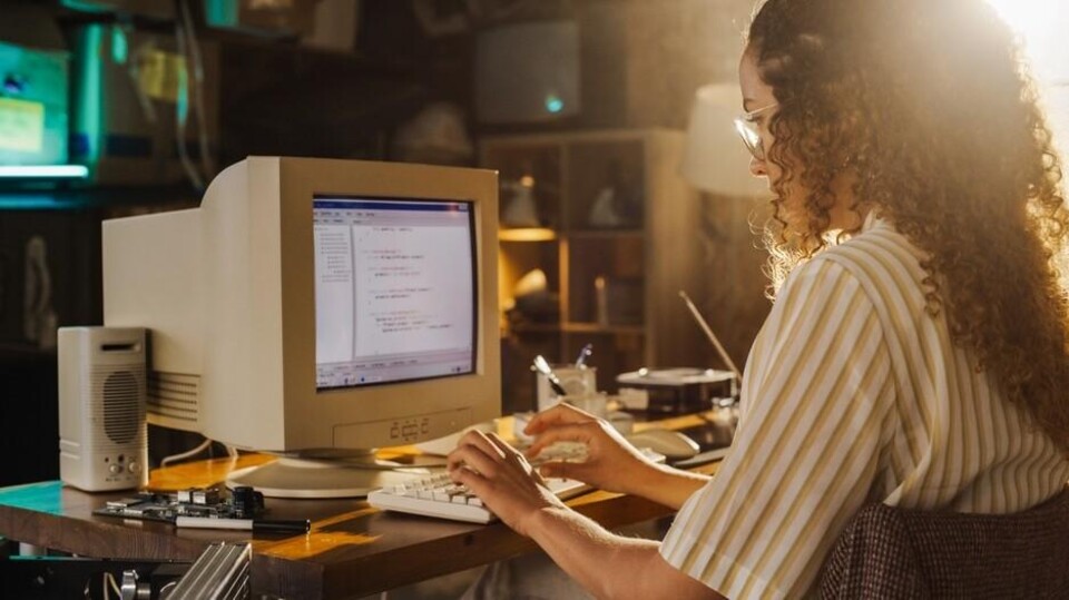 Vrouw werkt met een ouderwetse computer.