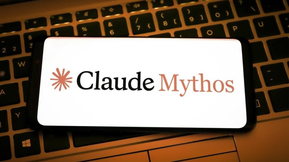 Het logo van Claude Mythos op de achtergrond van een toetsenbord.