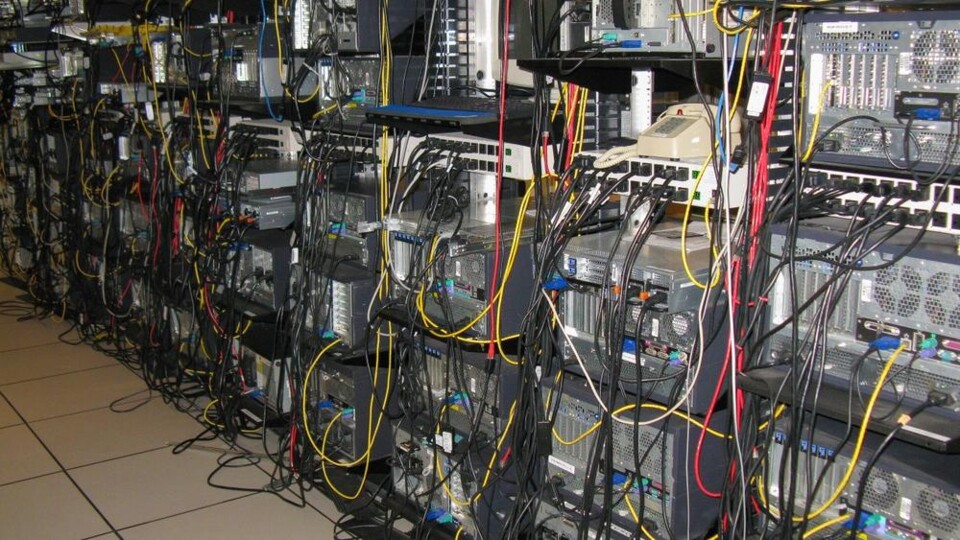 Servers met allemaal draden door elkaar.