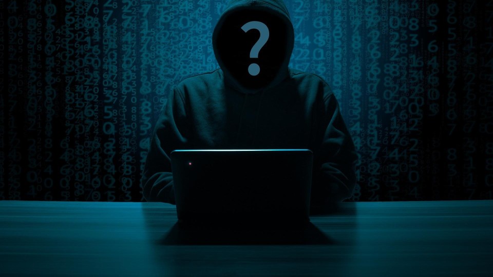 hacker in hoodie, in het donker