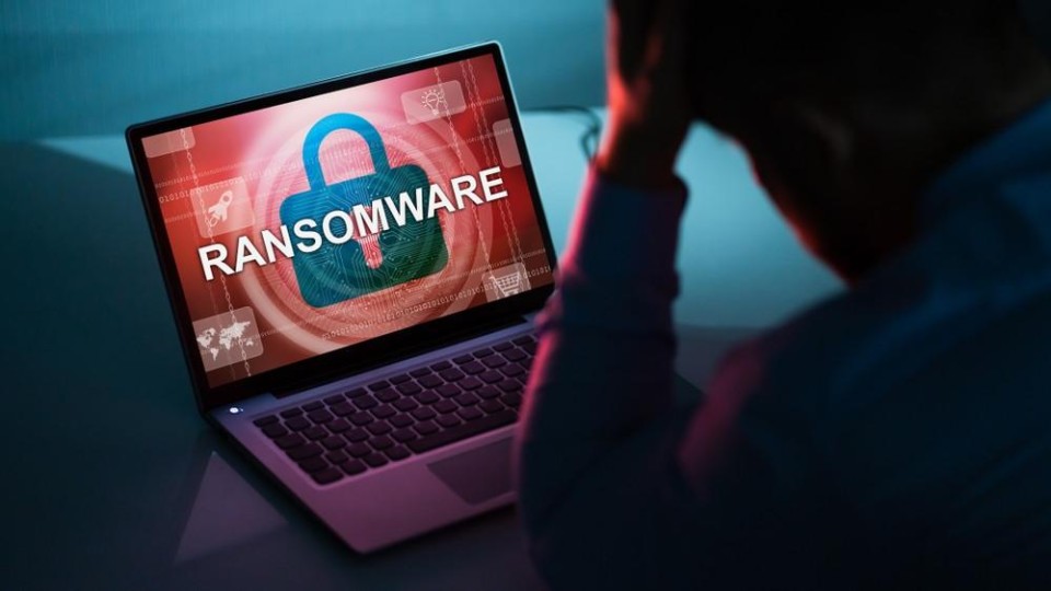 Verslagen man achter computer met de melding: ransomware