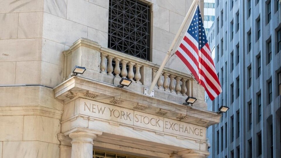 De ingang van de New York Stock Exchange, met de Amerikaanse vlag