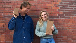 'Bakstenen', maar dan van koeienpoep: Emile Smeenk (44) bouwt er huizen van