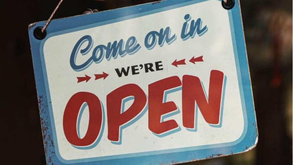 Deurbordje dat aangeeft dat de winkel open is