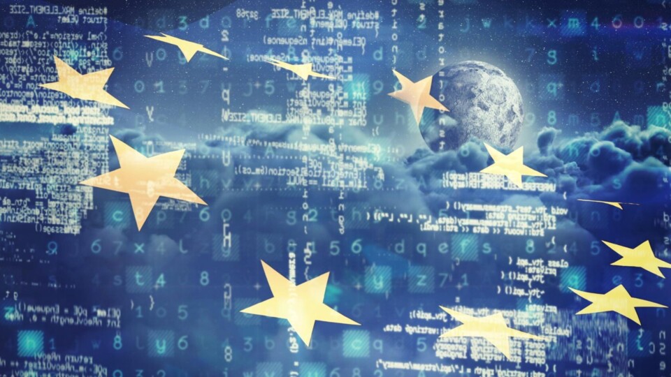 Europese vlag geprojecteerd op code, een wereldbol en wolken