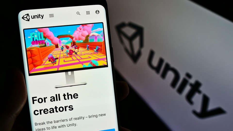 Unity-website getoond op een mobiele telefoon.