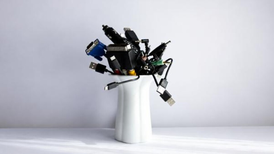 Tijd voor een grote schoonmaak. Foto: Dimitrios Petsas, Unsplash. Fotobewerking met AI. 