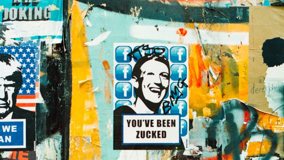 Stickers op een muur met graffiti, met het portret van Mark Zuckerberg, met daarbij You've been zucked.