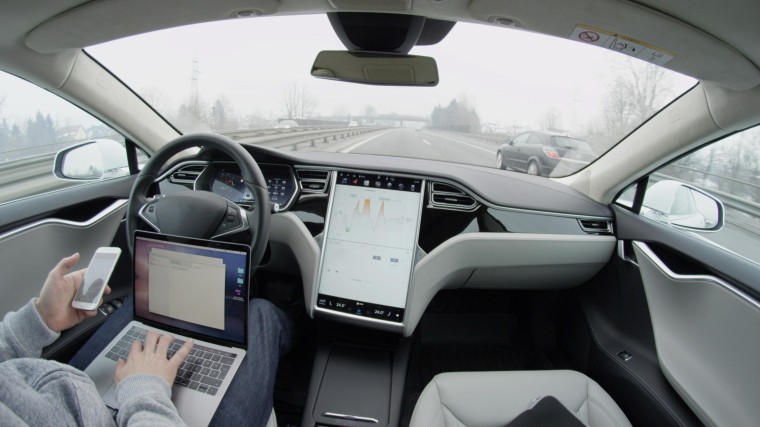 Toezichthouder VS bezorgd over Tesla's Autopilot: leidt dat niet te veel af?!
