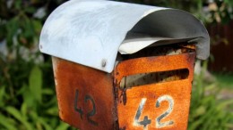 Facebook grijpt terug op briefkaart als controlemiddel