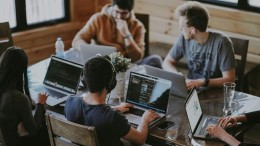 Nieuw onderzoek toont aan dat online zelfoverschatting de werkplek kwetsbaar maakt