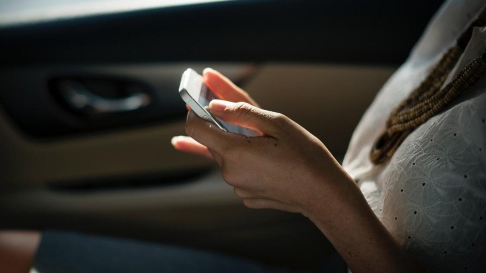 Vrouw bekijkt smartphone