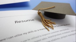 Van collegebanken naar kantoorgangen: hoe bedrijven IT-talent al tijdens hun studie voor zich proberen te winnen