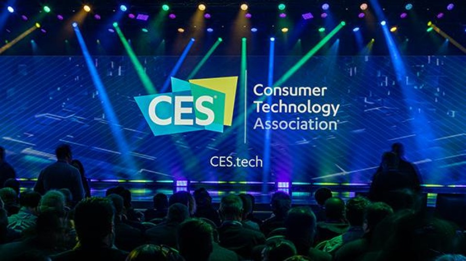 CES-logo op podium