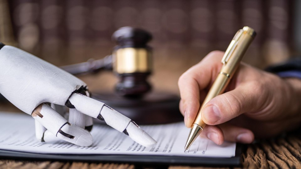 Robothand wijst op een regel van een contract dat iemand met een pen tekent