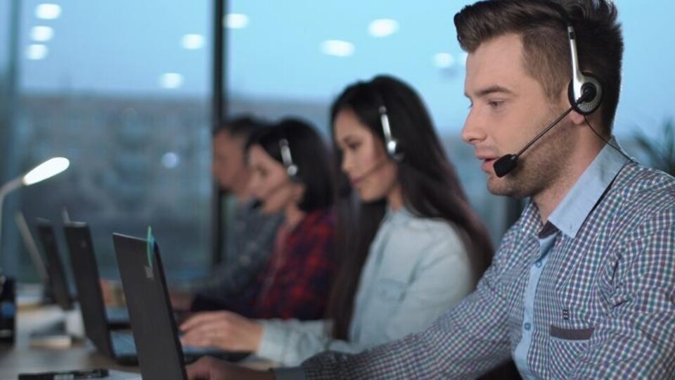 Mensen werken in een callcenter.