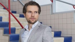 Zijn loopbaan begon aan de bar