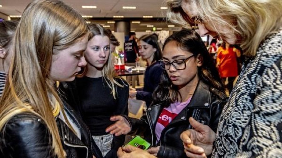 Mona Keijzer in gesprek met een van de deelnemers tijdens de Raspberry Pi Competitie 2018-2019