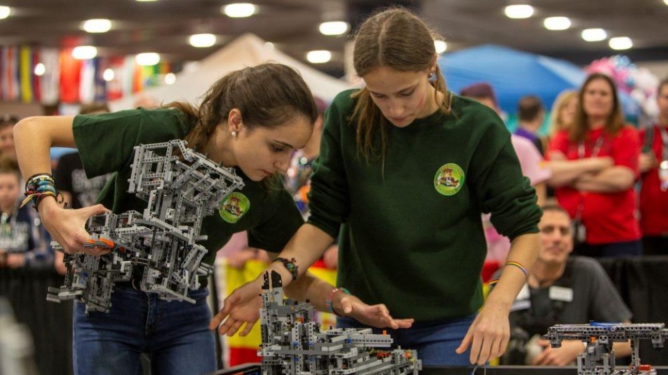 Tieners doen mee aan de FIRST LEGO League