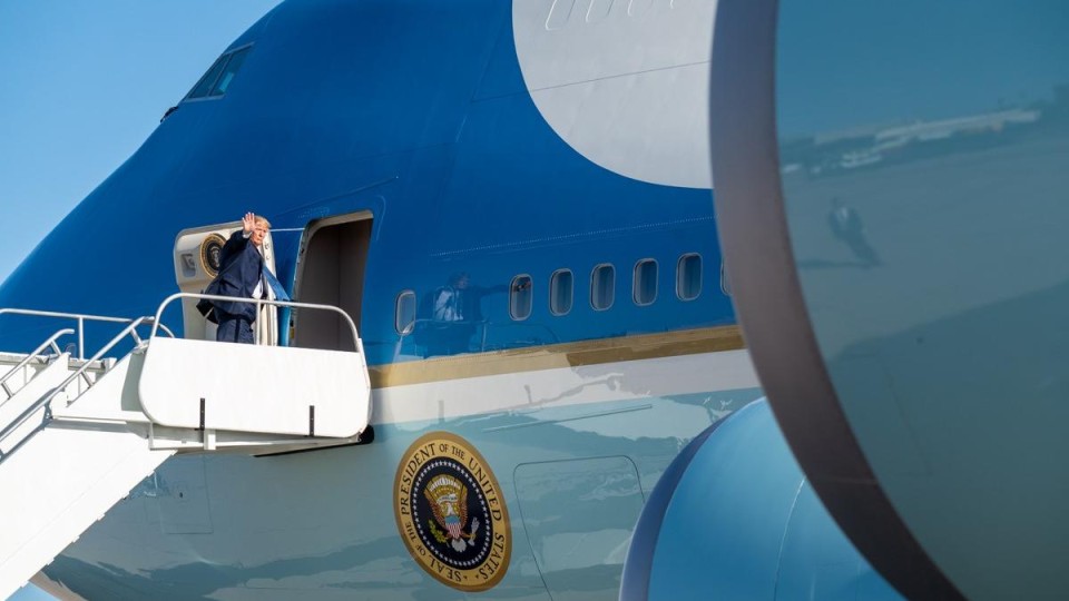 President Trump vertrekt met de Air Force One