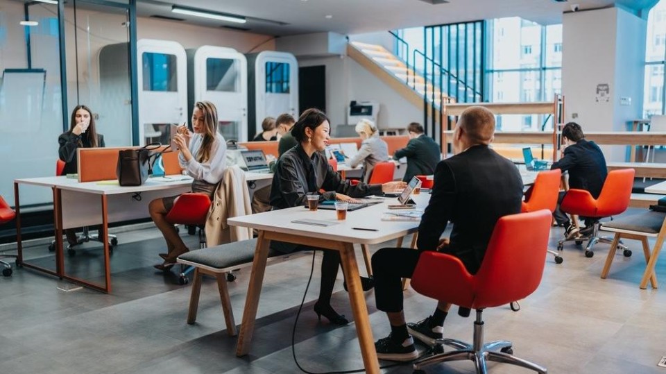 mensen werken in een moderne kantoortuin