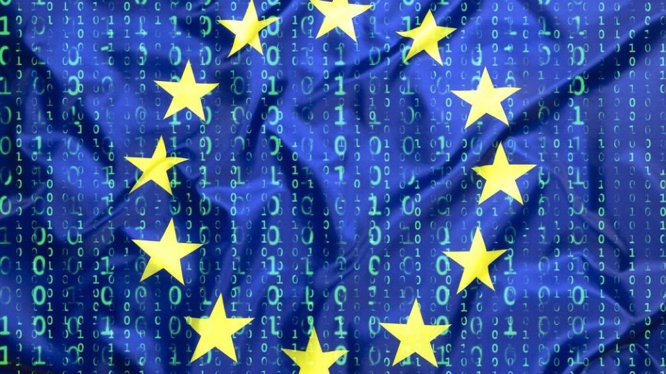 EU-vlag met achtergrond van enen en nullen