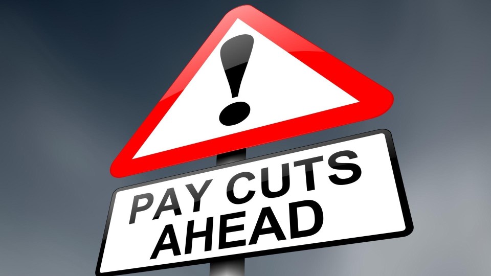 Waarscuwingsbord met 'Pay cuts ahead'