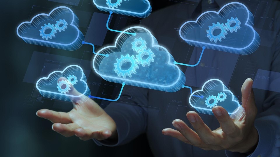 Twee handen houden verschillende cloudsymbolen vast met tandwilen erin