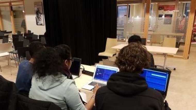 IT-studenten helpen scholen uit de brand met programmeerles