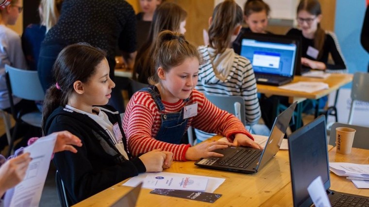 Meisjes leren programmeren tijdens EU CodeWeek