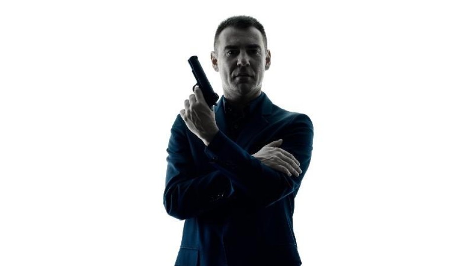 Man met pistool James Bond lookalike