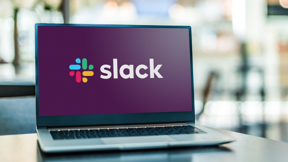 Slack-logo op een laptop