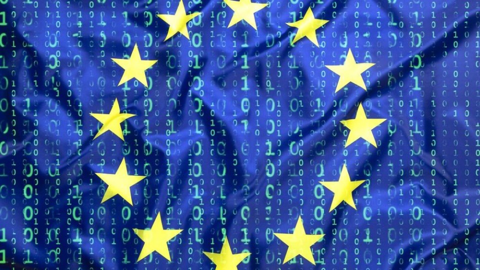 Europese vlag met cyberachtergrond