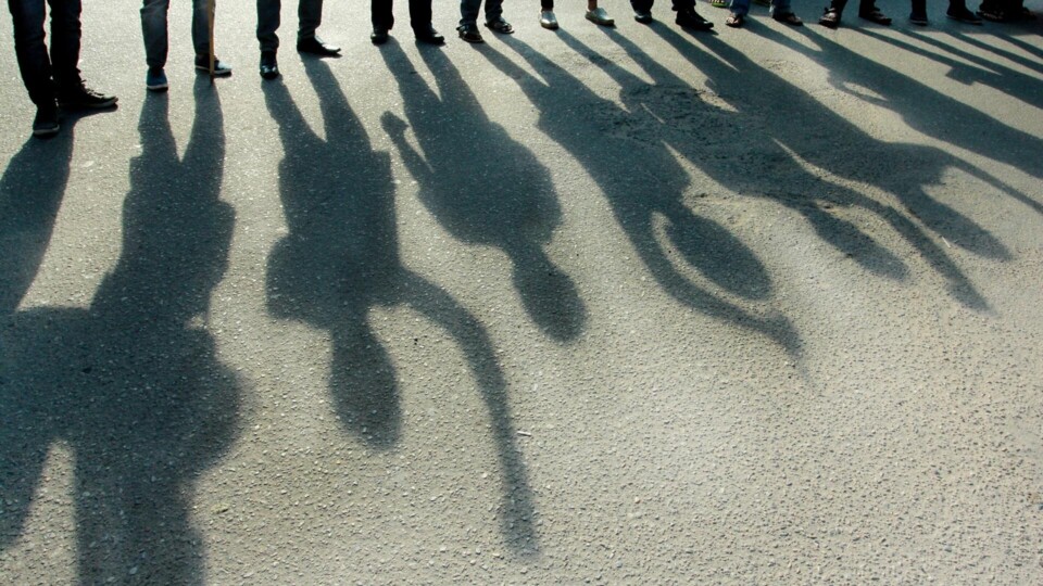 Foto van schaduwen met protestgebaren