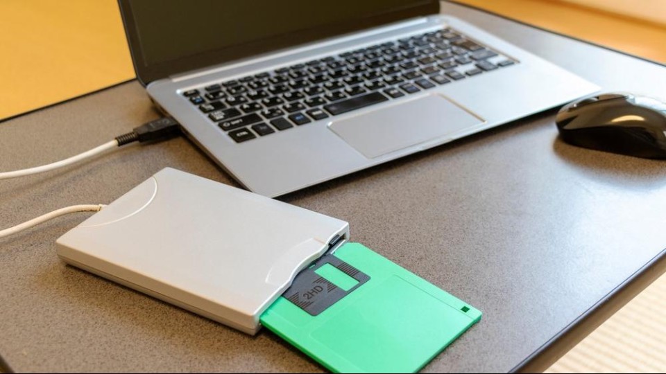 diskette, met externe USB-diskdrive aan laptop