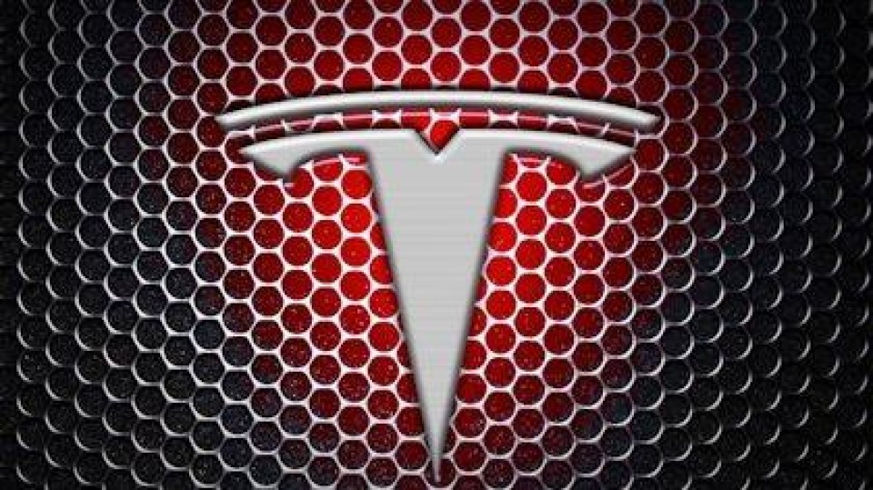 Tesla-logo (rood op gril)