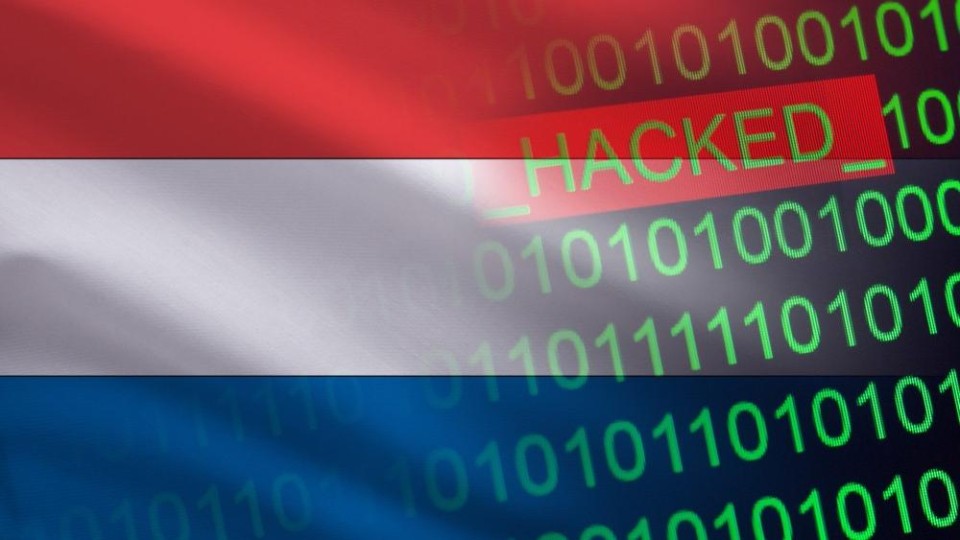Nederlandse vlag met 01's en 'hacked'