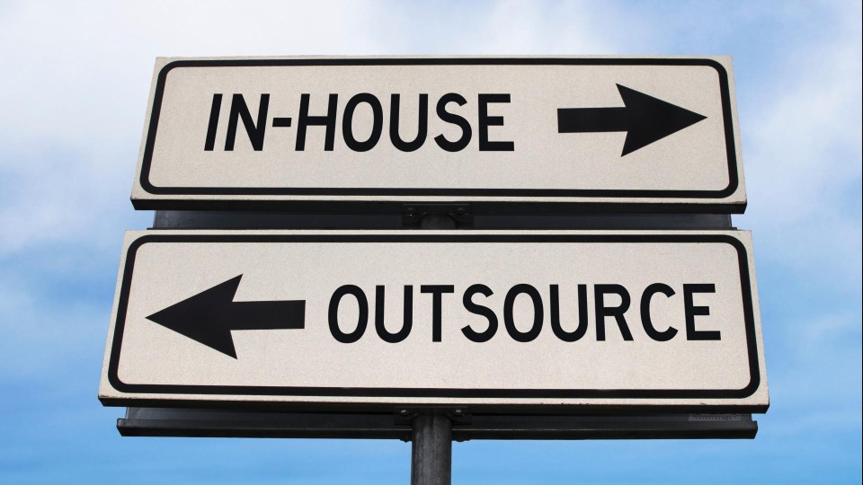 Twee verkeersborden richting in-house en outsourcing